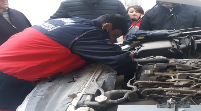 Aracın motorunda sıkışan kediyi itfaiye kurtardı