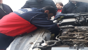 Aracın motorunda sıkışan kediyi itfaiye kurtardı