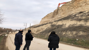 Birecik- Halfeti'yi bağlayan sahil yolu kaya ıslah çalışması başladı