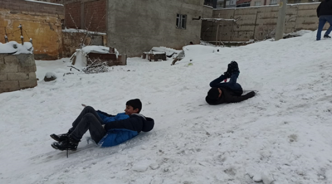 Etkili olan kar en çok çocukları sevindirdi