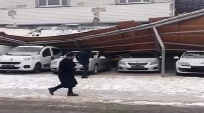 Galericiler Sitesinde çatı çöktü! 23 araç zarar gördü