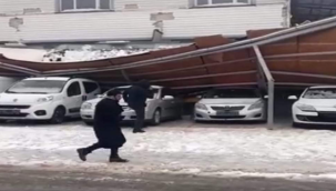 Galericiler Sitesinde çatı çöktü! 23 araç zarar gördü