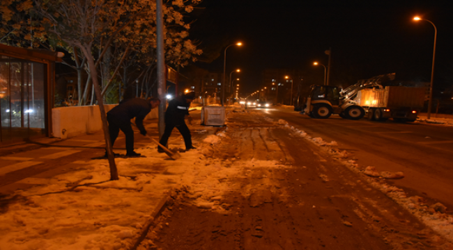Hilvan'da Karla Mücadele Çalışmaları Gece Gündüz Devam Ediyor