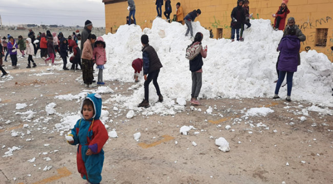 Şanlıurfa'nın Suriye sınırına kar taşındı