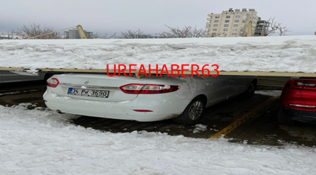 Urfa'da çatı çöktü! Araçlar altında kaldı