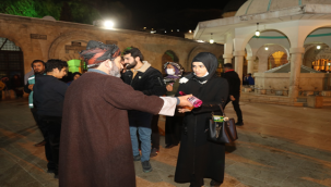 Eyyübiye'de  Vatandaşlara  Kandil Simidi Ve Gül Suyu Dağıttı