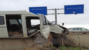 Akçakale yolunda otomobil ile yolcu minibüsü çarpıştı