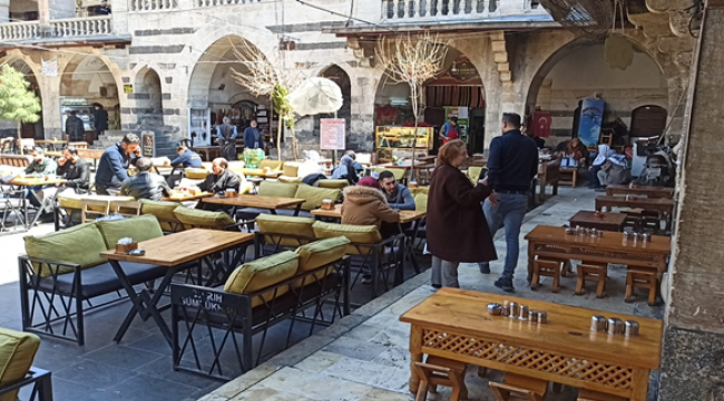 Gümrük Han  Güneşli havada vatandaşların uğrak yeri oldu