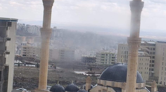Karaköprü’de caminin minaresine yıldırım düştü
