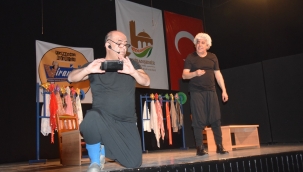 Kürtçe tiyatro oyunu, izleyenleri kahkahaya boğdu