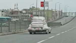Onlarca torba samanı taşıyan otomobil görenleri şaşırttı