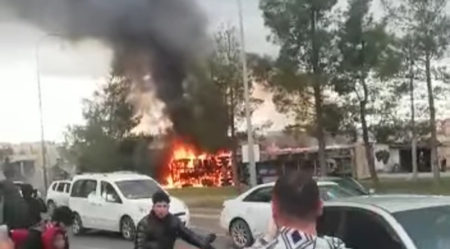 Şanlıurfa'da devrilen tır alev topuna döndü