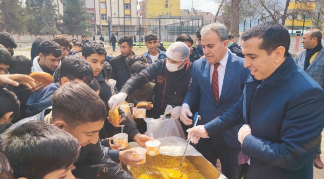 Suruç'ta Çanakkale'nin şehitleri için hoşaf dağıtıldı