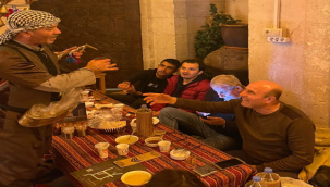 Urfa'da sıra gececilerinde isot şerbeti ikramı 