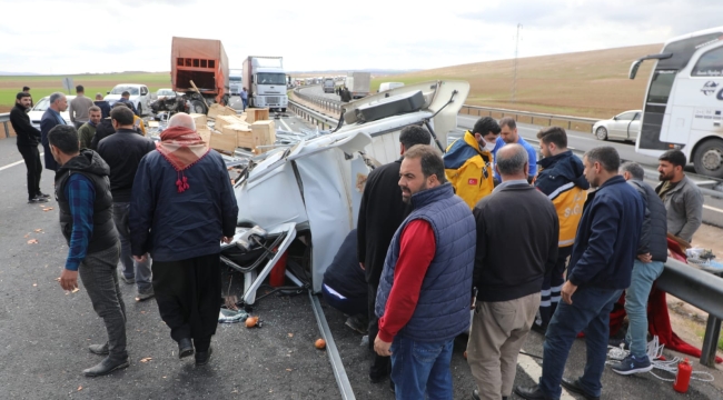 Urfa'da tır önündeki tırı çarptı