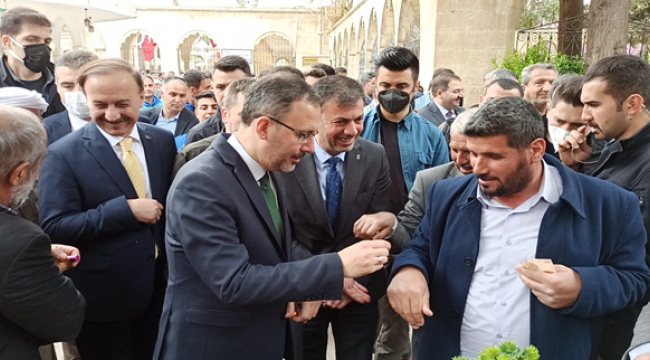 Bakan Kasapoğlu, Dergah camisinde namaz kıldı