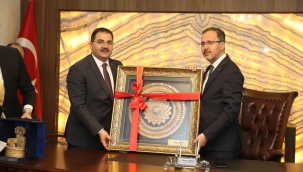 BAKAN KASAPOĞLU HALİLİYELİ SPORCULARA MADALYA TAKDİM ETTİ