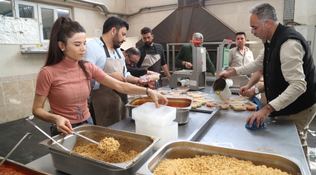 Başkan Kuş, 1050 Aileye Hazırlanan Yemekler İçin Mutfağa Girdi