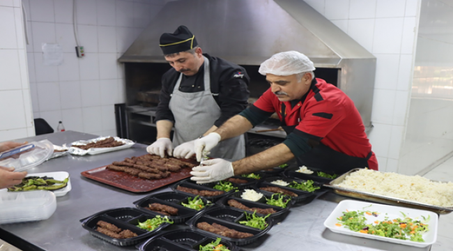 Ramazanda Her Gün 6 Bin 500 Vatandaşa Sıcak Yemek