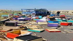 Şanlıurfa'da arı kovanları yüklü pikap takla attı, arılar yola saçıldı