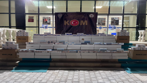 Şanlıurfa'da  tır'da yapılan aramada kaçak sigara ele geçirildi