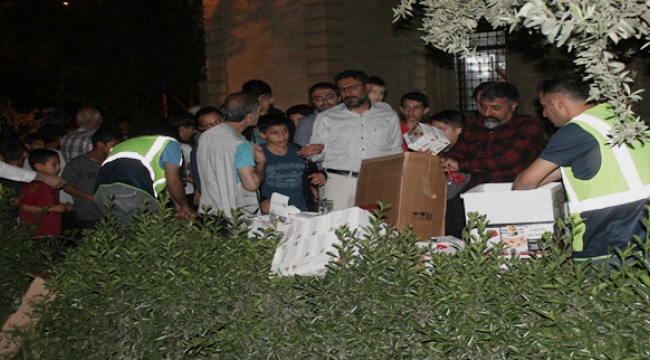 Viranşehir Belediyesi Kadir Gecesinde Kandil Simidi Dağıttı