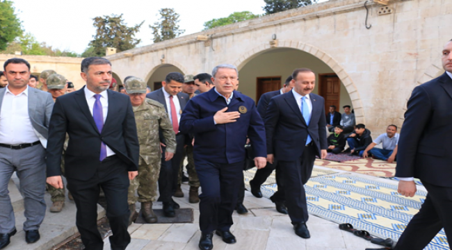 Bakan Hulusi Akar bayram namazını Balıklıgöl'de kıldı