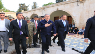 Bakan Hulusi Akar bayram namazını Balıklıgöl'de kıldı