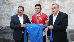 Başkan Canpolat, Avrupa şampiyonu gençlerle bir araya geldi 