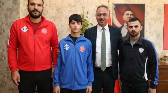 BAŞKAN KUŞ'TAN ŞAMPİYON GÜREŞÇİYE ÖDÜL VE TAKDİR