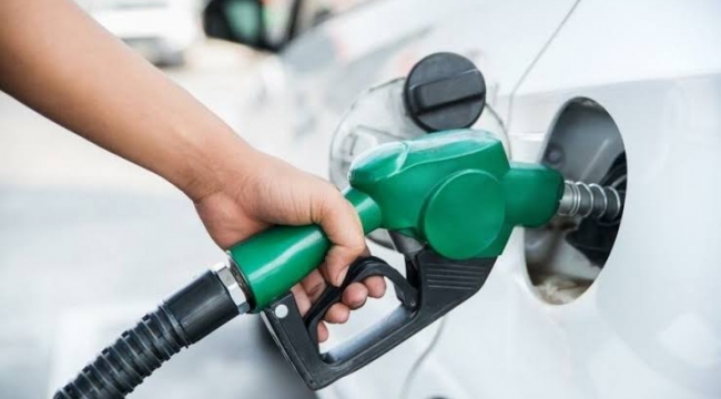 Benzine zam geldi 