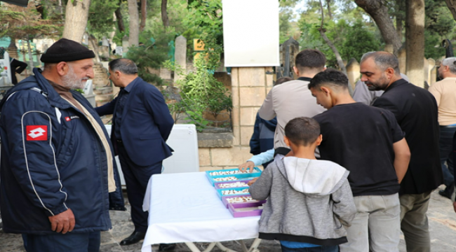 Büyükşehir'den Mezarlıklarda Lokum İkramı