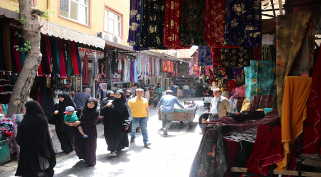 Düğünleri süsleyen yöresel kıyafetler göz kamaştırıyor