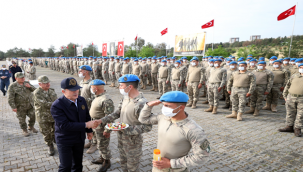 Milli Savunma Bakanı Akar, Mehmetçikle bayramlaştı