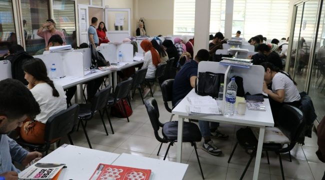 Öğrenciler Büyükşehir Gençlik merkezi ile sınava hazırlanıyor 