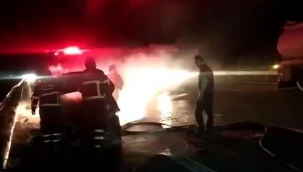 Şanlıurfa'da seyir halindeki otomobil alev aldı