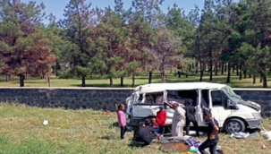 Şanlıurfa'da tarım işçilerini taşıyan minibüs devrildi