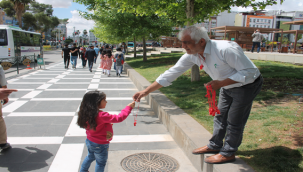 Sürücülere kırmızı düdük ile uyarı'