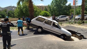 Urfa' da araç çöken yola düştü 
