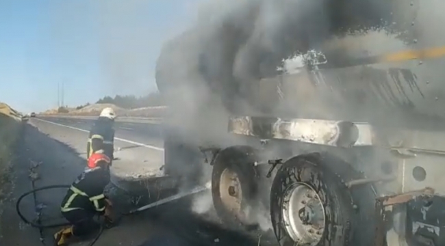 Urfa'da tırın lastiği alev aldı 