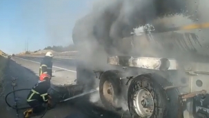 Urfa'da tırın lastiği alev aldı 