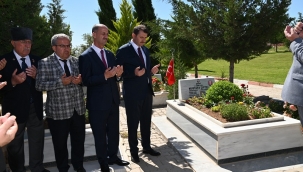 Vali Ayhan'dan Çarşı ve Şehitlik Ziyareti