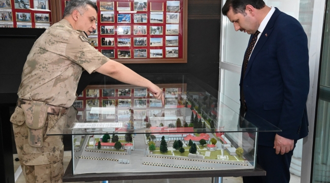 Vali Ayhan, Mehmetçik ile buluştu