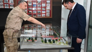 Vali Ayhan, Mehmetçik ile buluştu