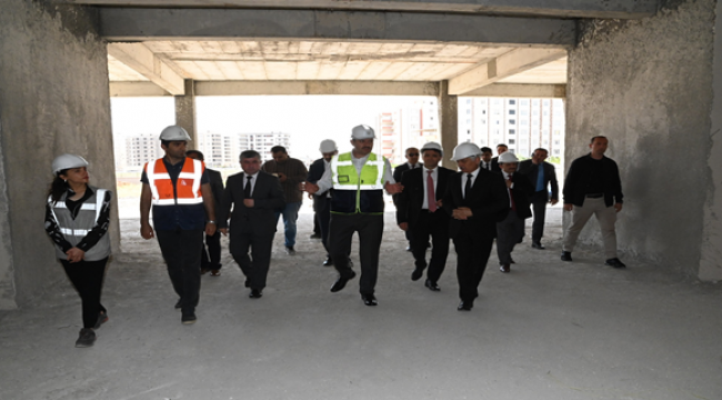 Vali Ayhan, okullarda incelemelerde bulundu