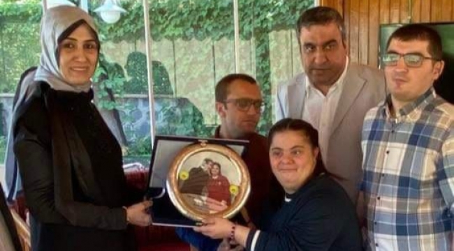 Vali Erin'in eşi Gülhan Erin yılın Annesi seçildi 
