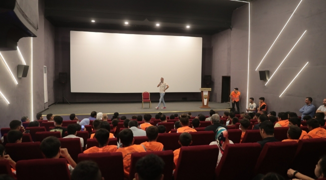 BAŞKAN BEYAZGÜL GENÇLERLE STAND-UP GÖSTERİSİNDE BULUŞTU