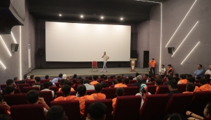 BAŞKAN BEYAZGÜL GENÇLERLE STAND-UP GÖSTERİSİNDE BULUŞTU