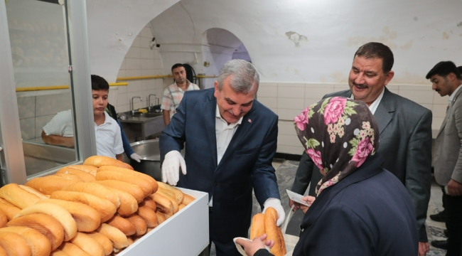 BAŞKAN BEYAZGÜL, KURBAN BAĞIŞINI AŞ EVİNE YAPTI