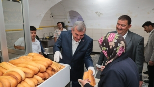 BAŞKAN BEYAZGÜL, KURBAN BAĞIŞINI AŞ EVİNE YAPTI